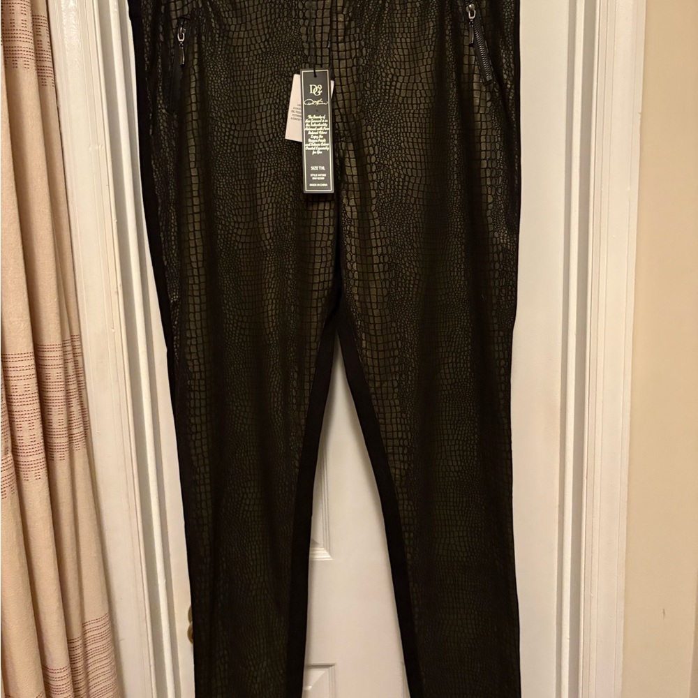 Diane Gilman Faux Snake skin front black Textured pants